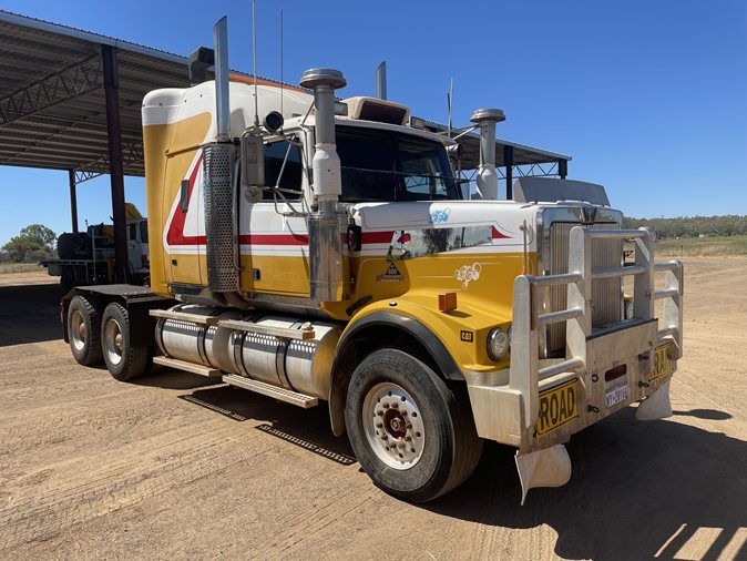 View 2000 Western Star 4900FX via auction.