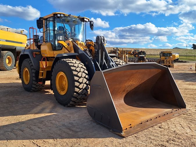 View a range of earthmoving equipment and trucks available via auction.